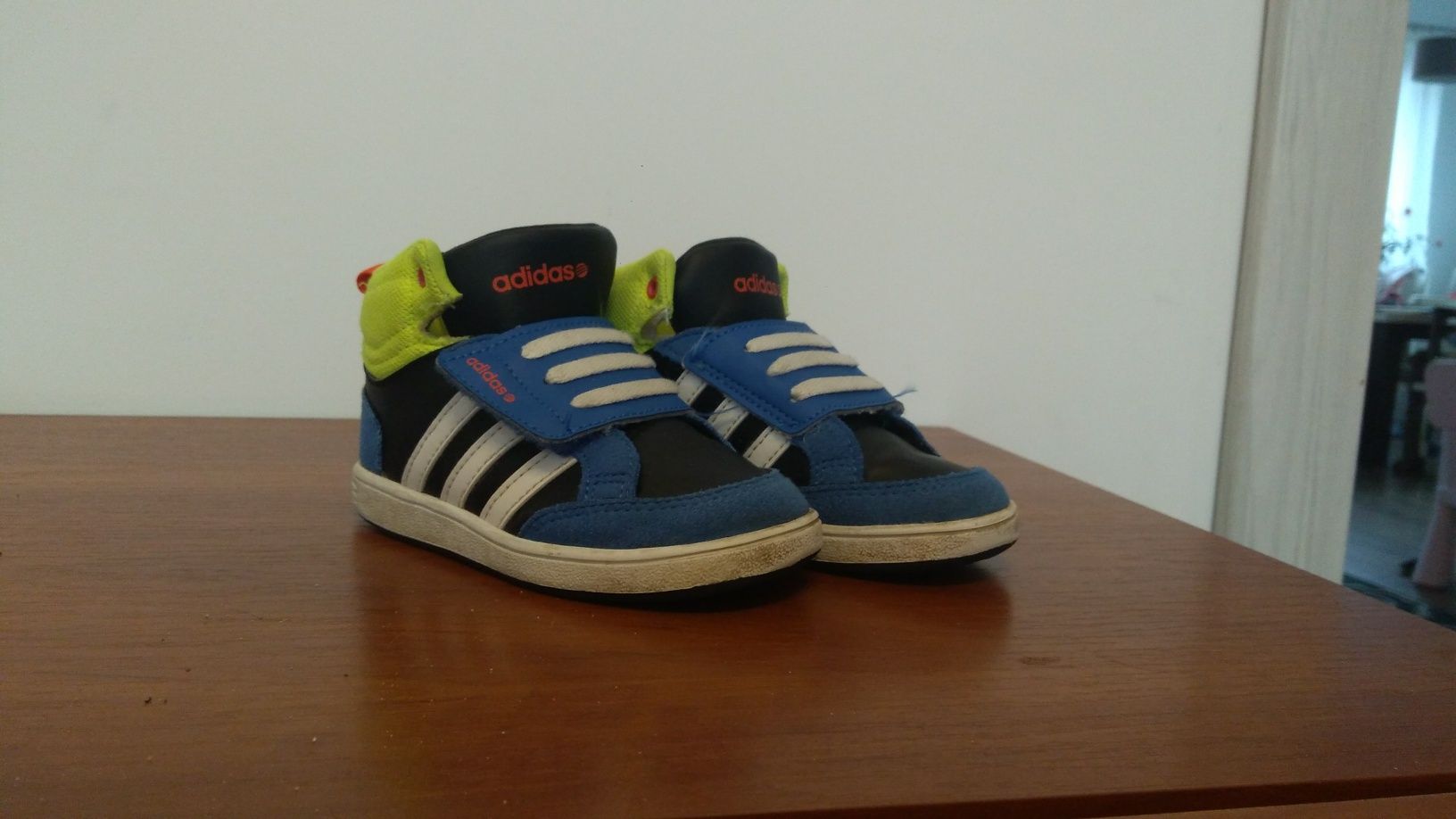 Buciki Adidas Neo Label dla chłopca rozmiar 24.