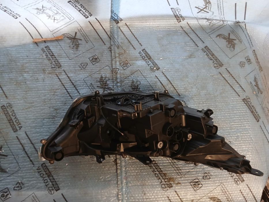 Lampa lewa przednia TOYOTA RAV4 V LIFT