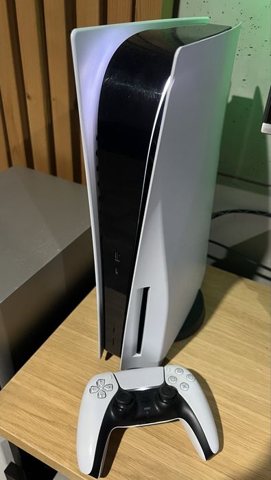 Konsola ps5 z napedem pad i 8 gier