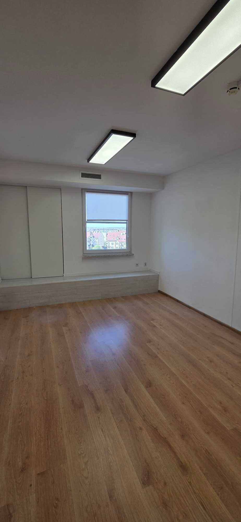 Lokal usługowo/biurowy do wynajęcia - Manhattan.