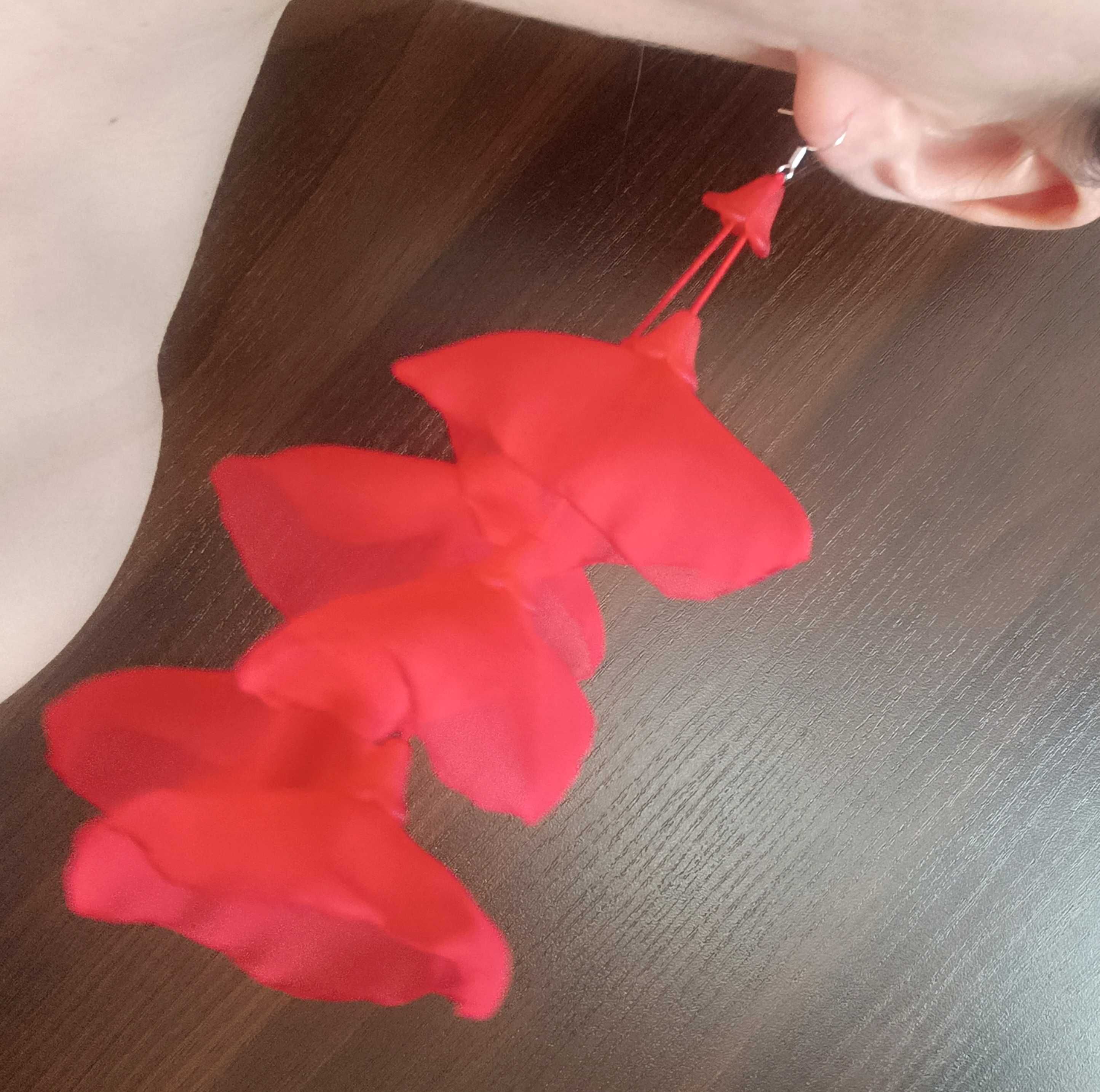 Czerwone kolczyki materiałowe kwiaty w stylu boho