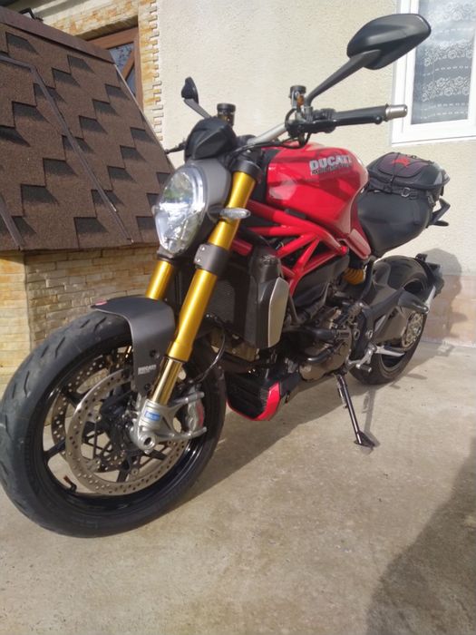 Ducati Monster 1200S.