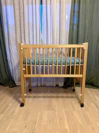 Łóżeczko niemowlęce dostawne Tissi drewniane 90x50 z materacem