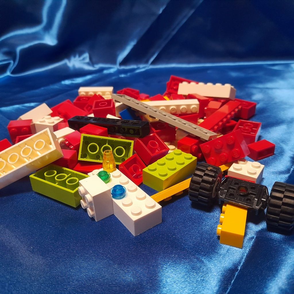 Varias peças de LEGO