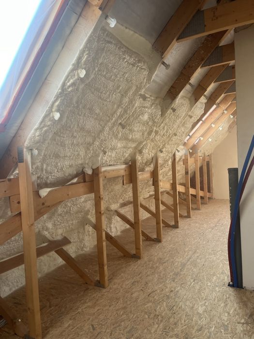 Ocieplenie poddasza,docieplenie,izolacja pianą pur,izolacja natryskowa