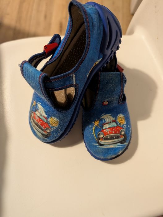 Kapcie, buty, sandały dla chłopca rozmiar 26