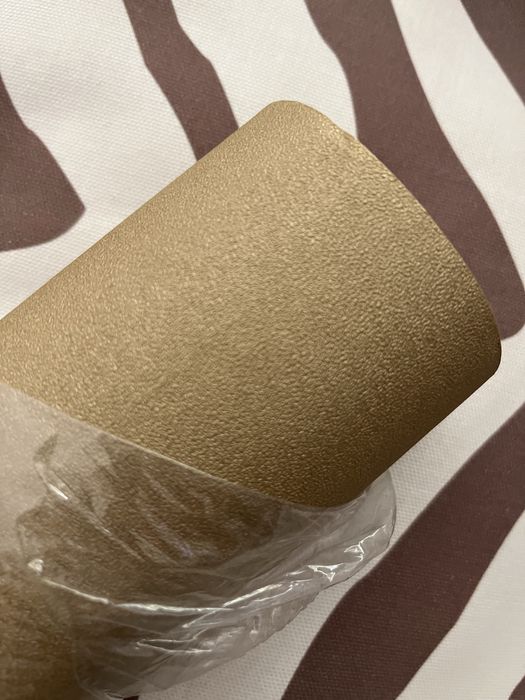 Papel de parede em tom dourado mate