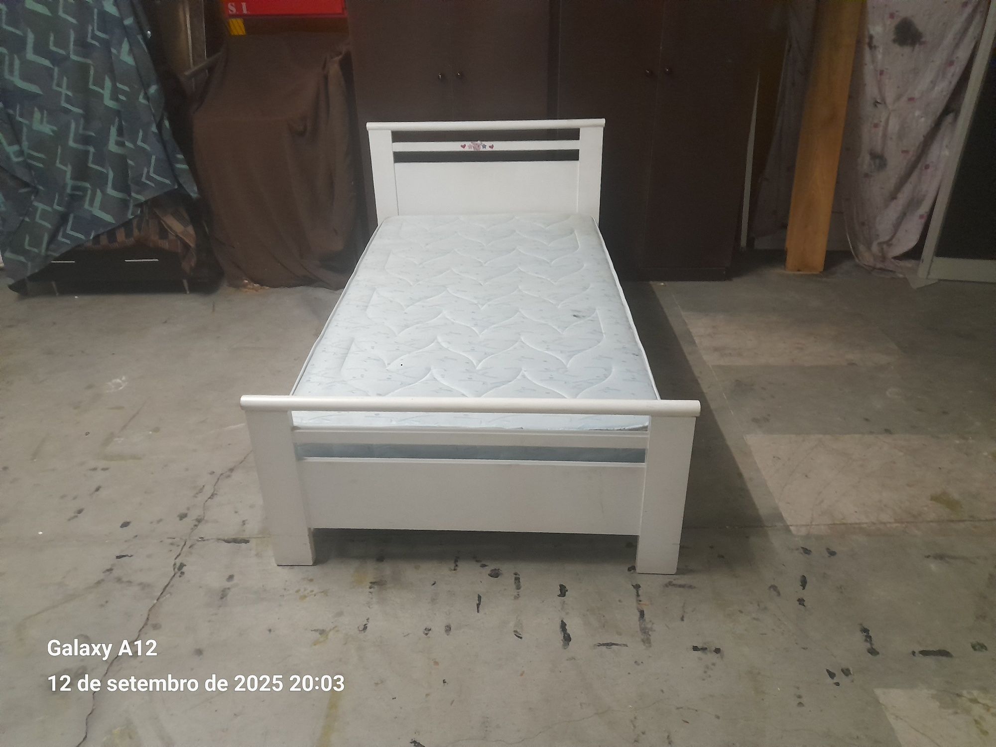 Cama branca solteiro com estrado e colchão