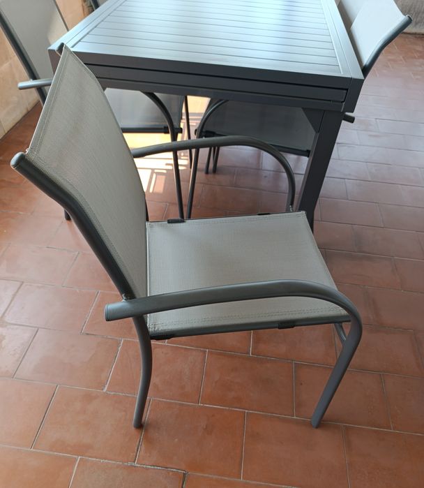 Mesa de exterior com 6 cadeiras