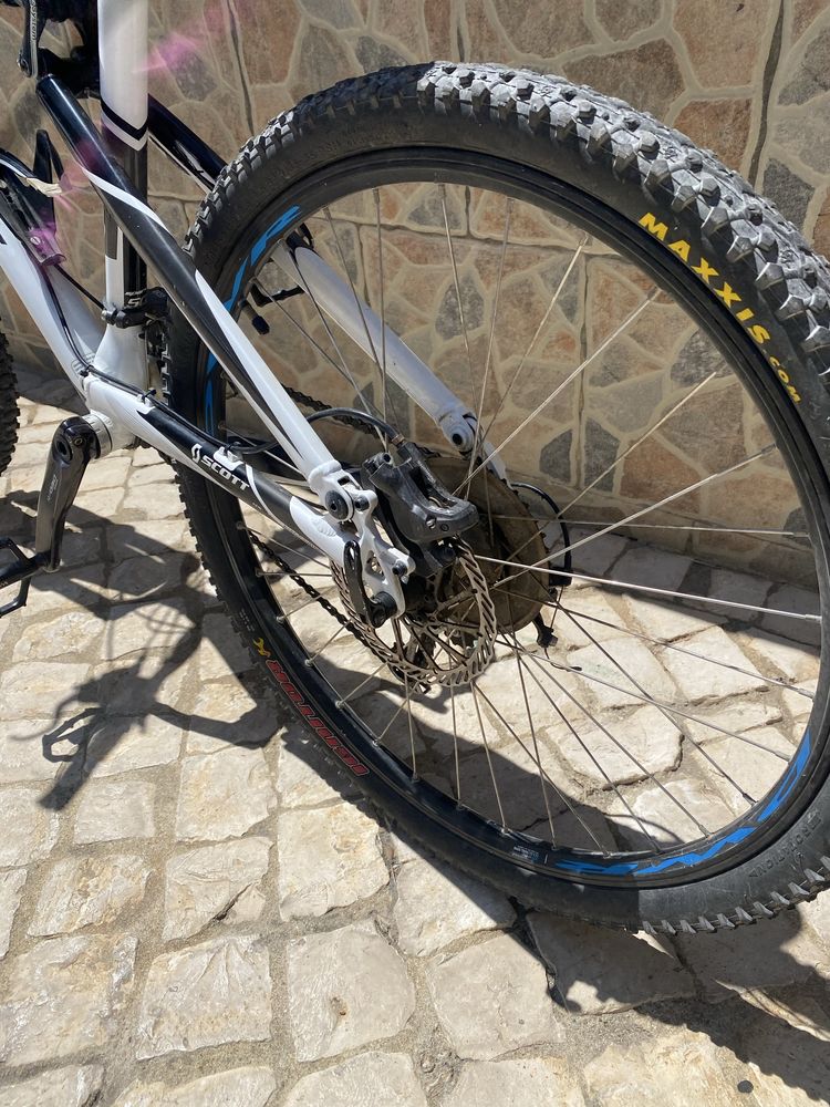 bicicleta btt dupla suspensão scott