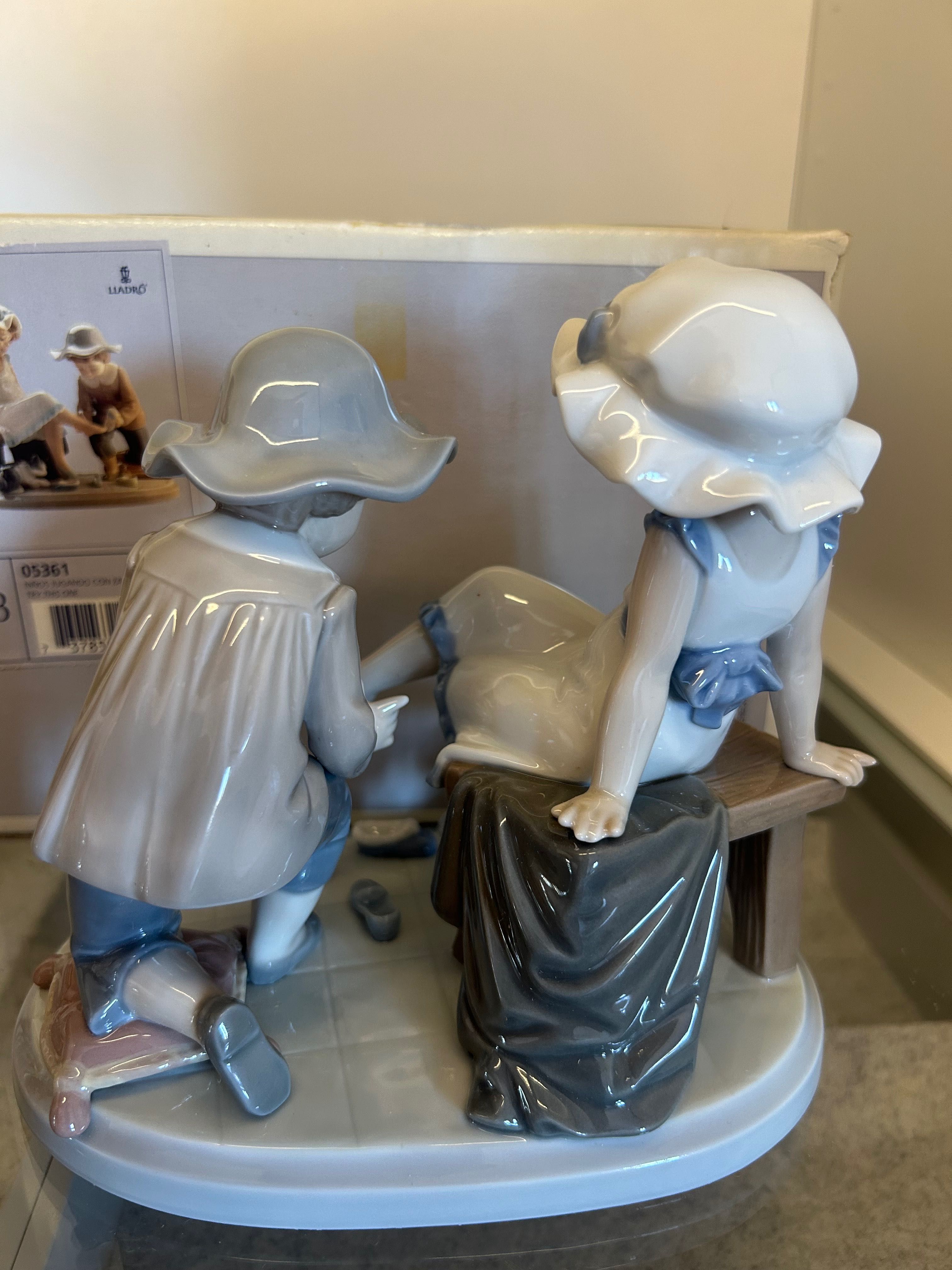 Lladró "5361 Niños jugando con zapatos" com caixa original