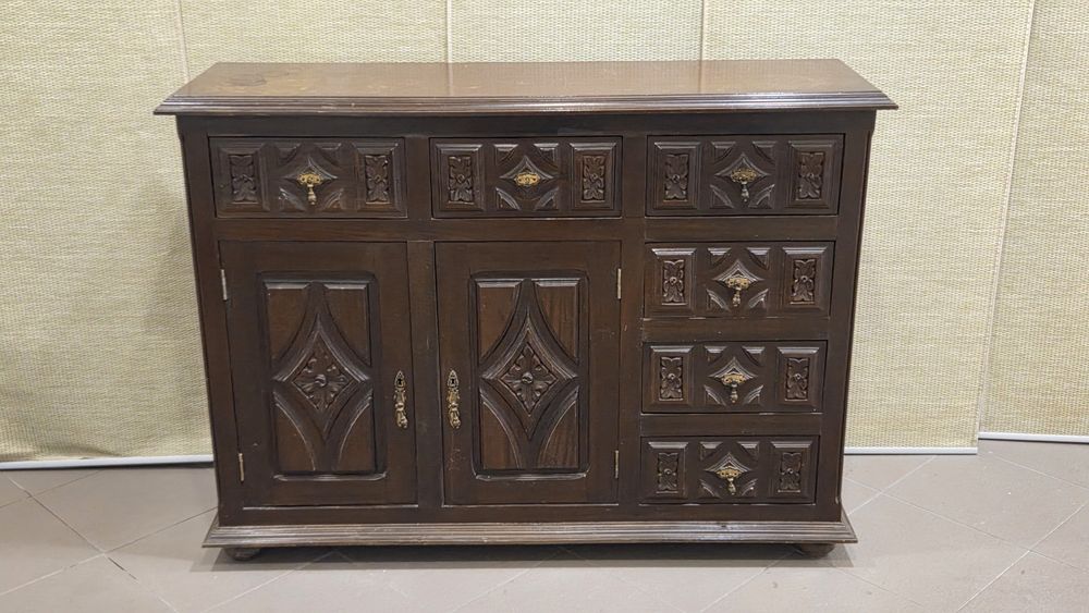 Armário antigo de madeira trabalhada