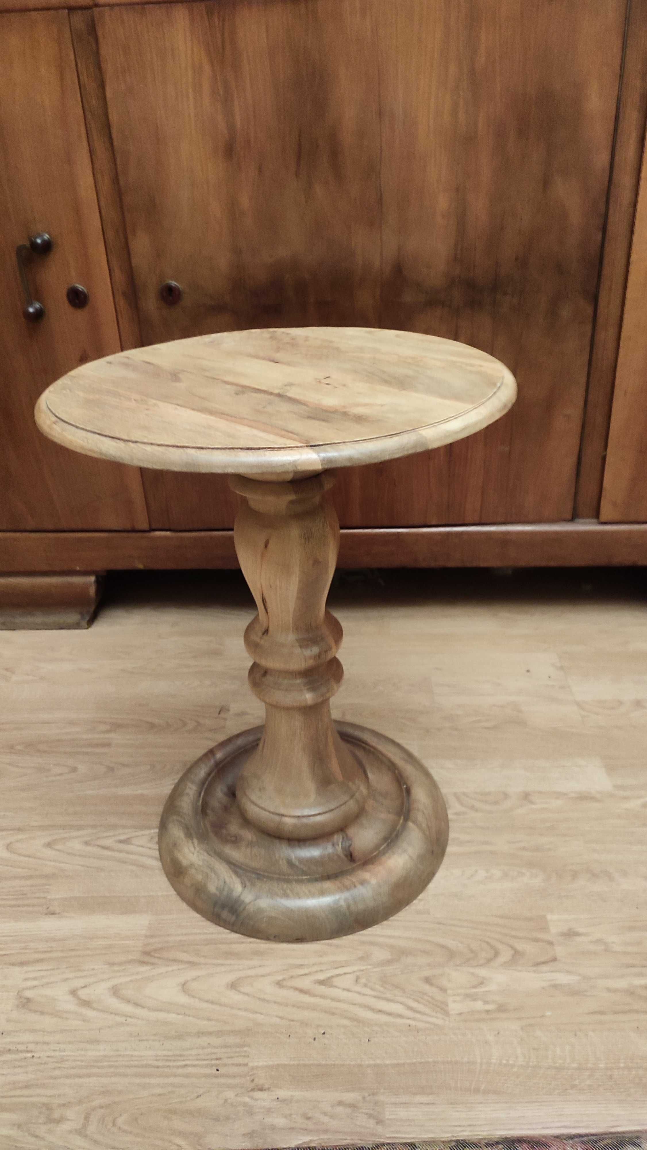 Okrągły drewniany stolik