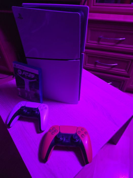 PlayStation 5 z napędem. 1 TB – Stan jak NOWA! + 2 pady + FC 25