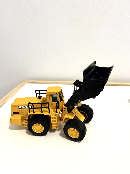 Іграшковий трактор Volvo L320 Joal