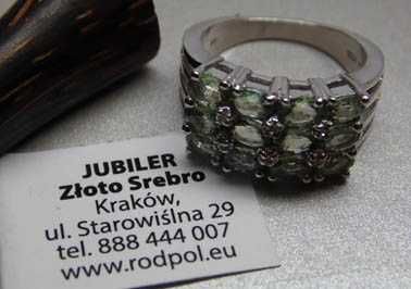 Srebrny pierścionek zielone korundy i diamenty R.10