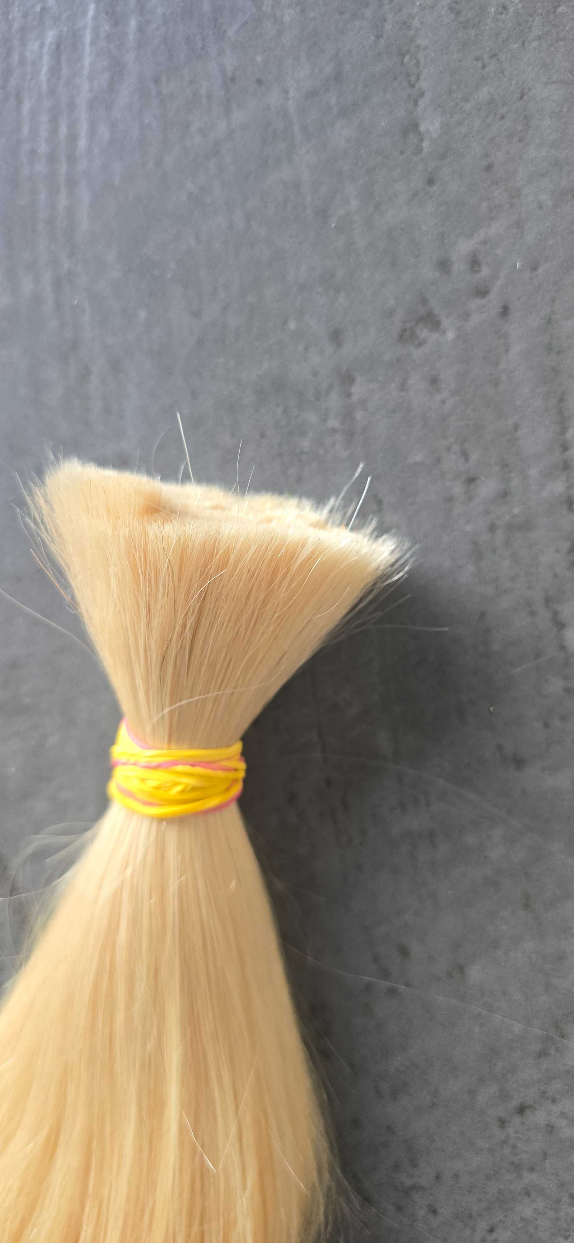 Włosy naturalne bardzo jasny blond 57cm waga 86 gram.
