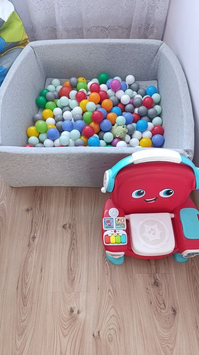Basen z kulkami i krzesełko grające