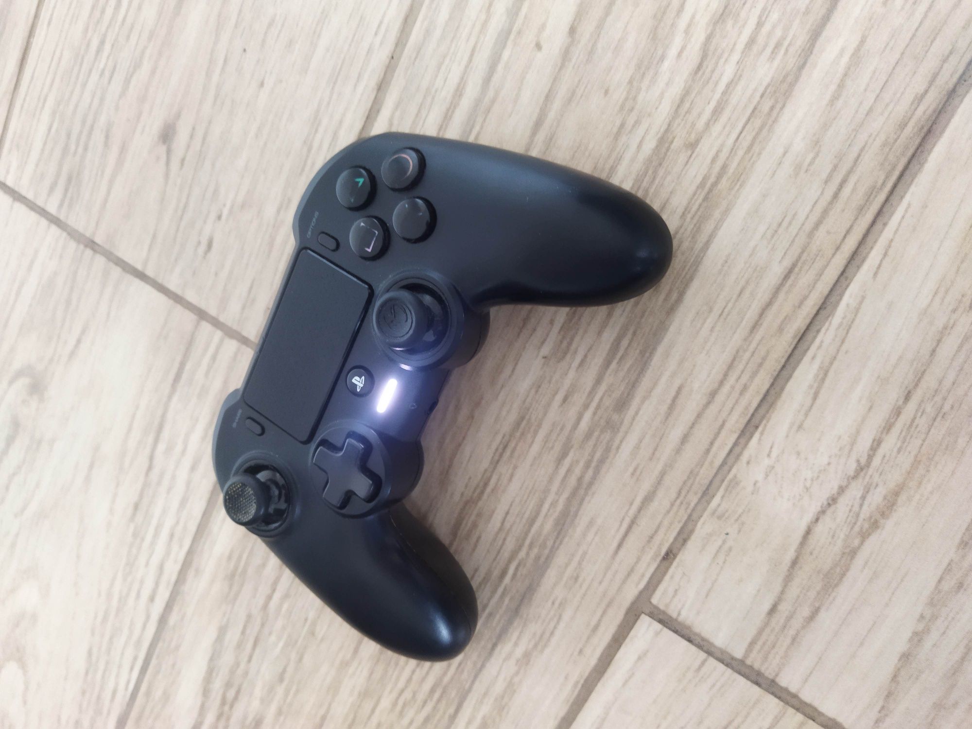Comando Nacon BB4487 Asymmetric para consola Sony PlayStation 4 Ps4 P