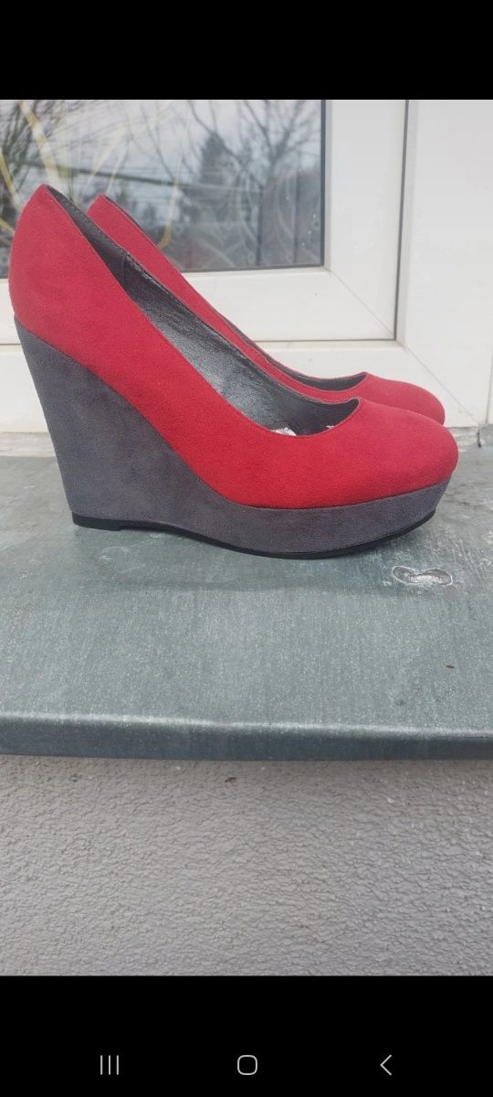 Sprzedam buty na koturnie.