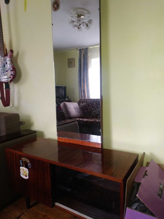 Тумбочка з дзеркалом