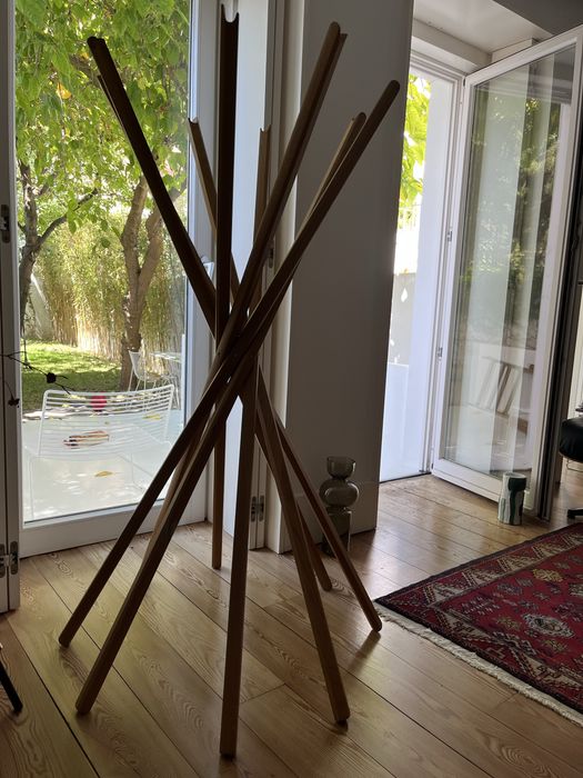 Bengaleiro Sciangai em carvalho maciço da Zanotta.