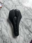 Siodełko PRO Stealth 142mm Curved Carbon TEAM
