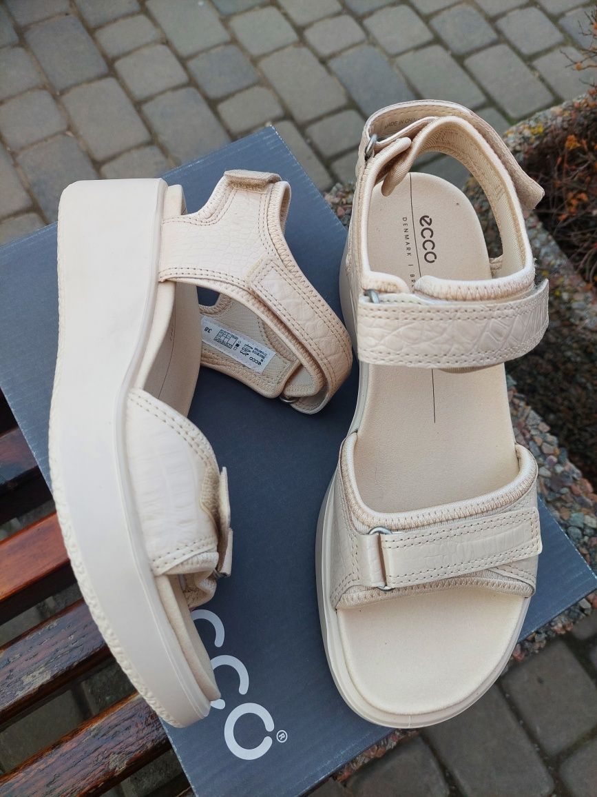 36 р Оригінальні шкіряні босоніжки Ecco  FLOWT WEDGE