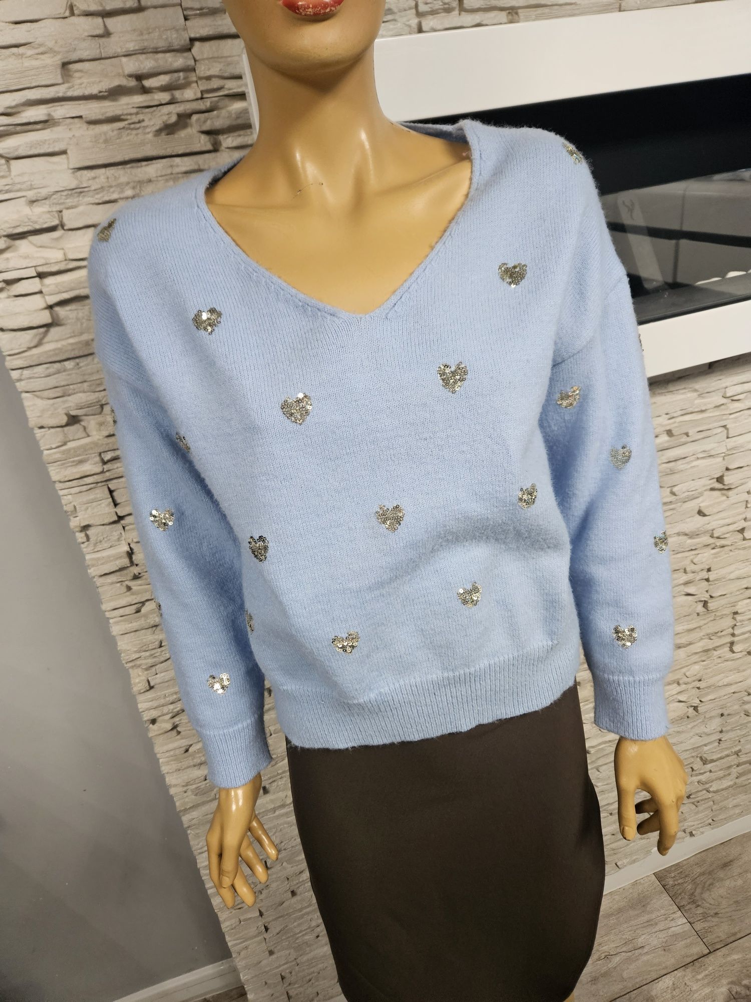 Sweter w serek z cekinowymi sercami JS Millenium