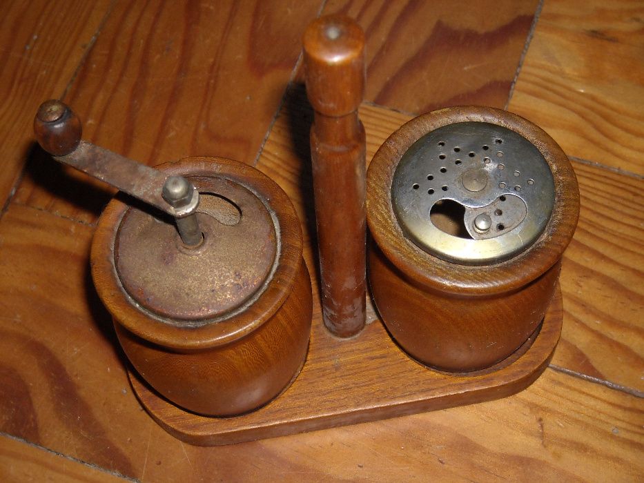 Conjunto vintage saleiro e pimenteiro antigos em madeira