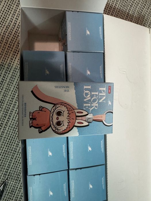 Labubu original Popmart - series Pin for Love