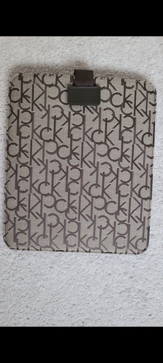 Etui na tablet ipad portfel Calvin Klein monogram CK beż brąz