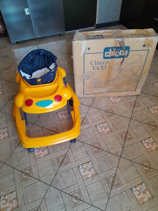 Продам детскій стульчик для кормленія.