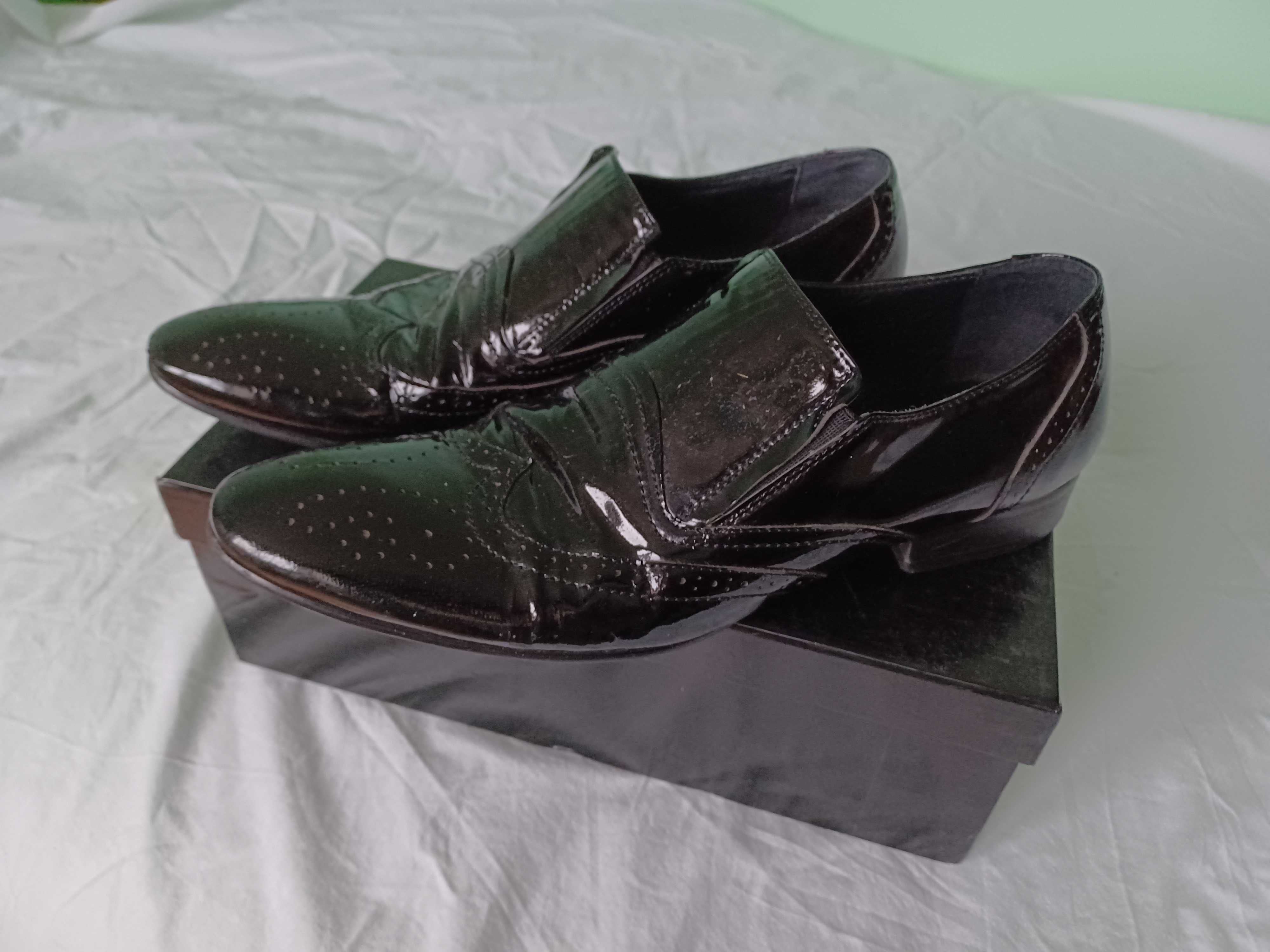 Czarne Buty Lakierki marki LANQIER Italy Design rozmiar 44.