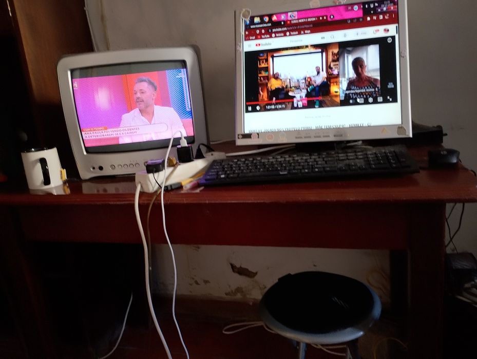 Mesa em madeira  (marcas de uso)