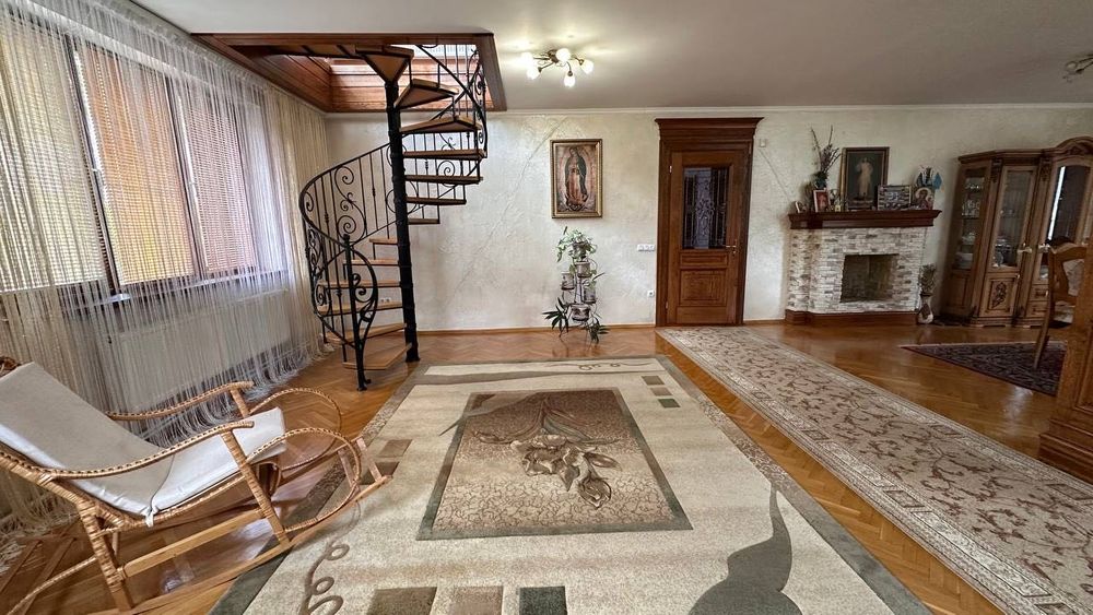 Продаж особняка в центрі міста