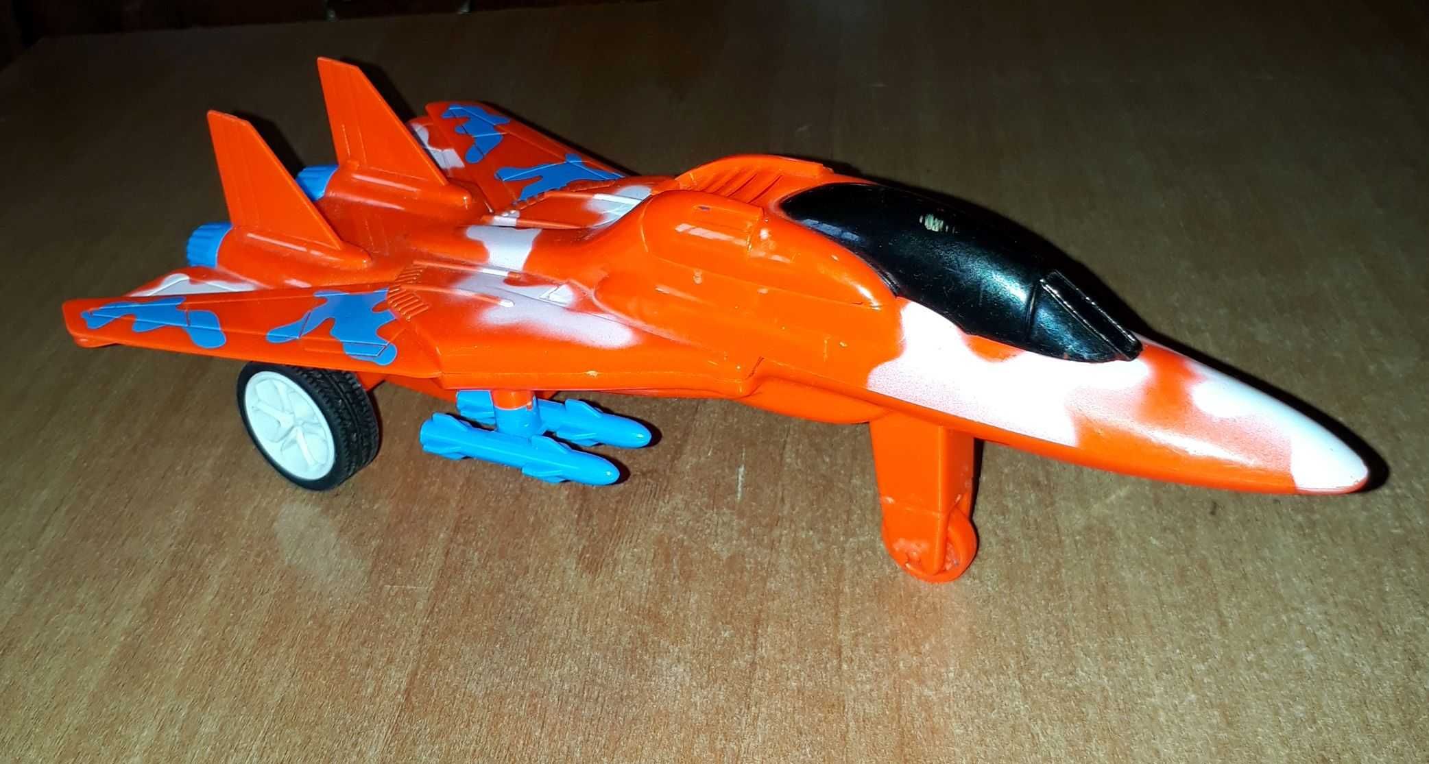 Инерционная игрушка самолет с крылом изменяемой стреловидности
