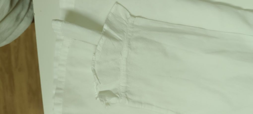Camisa branca com bordado azul e folho nas mangasas