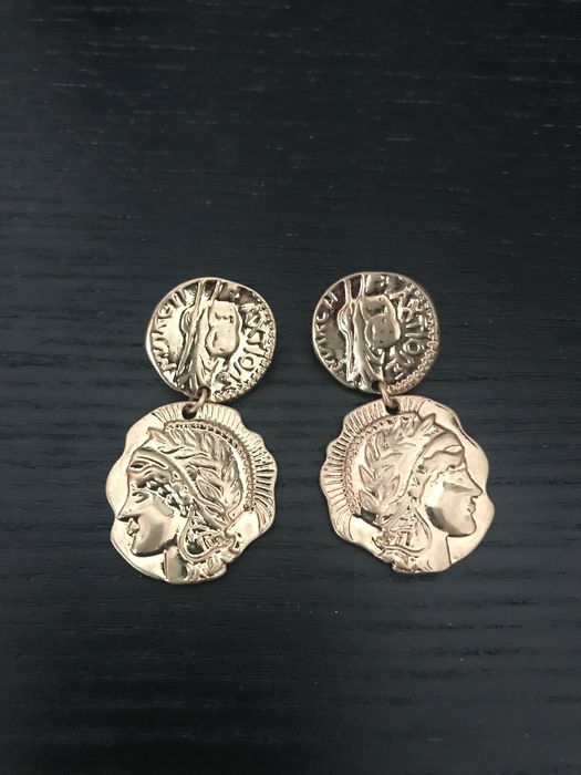 Brincos dourados com busto antigo