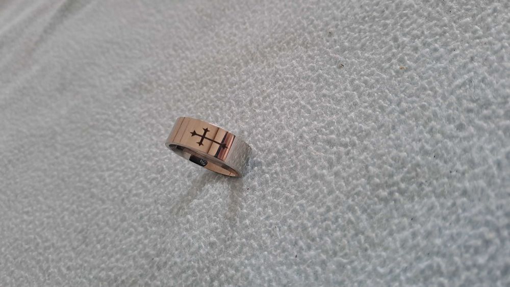 Anel masculino prateado nº 10 em aço inoxidável com cruz. Novo.