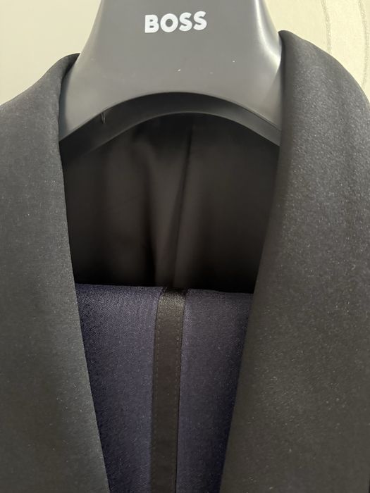 Смокинг Boss синий с черным атласным лацканом