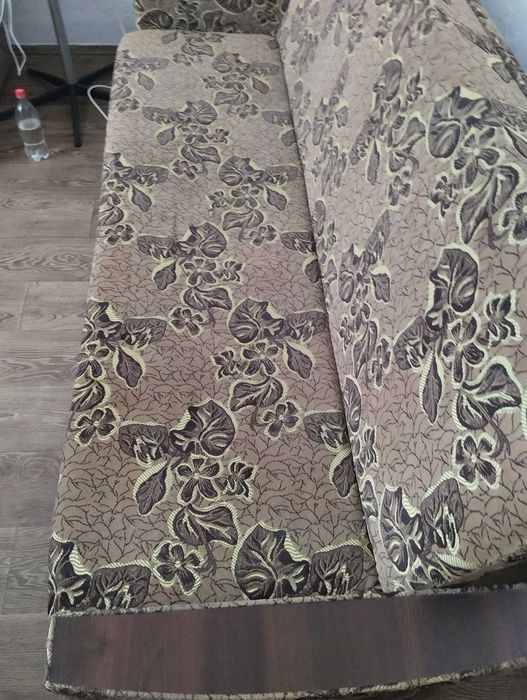 Продам зеленый б.у диван  пружинный блок с нишей   сп/место 190"110