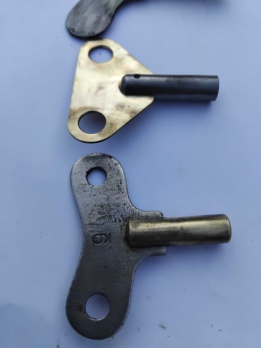 Ключи часовые ( оригиналы)  внутри квадрат-4мм на старинн. часы