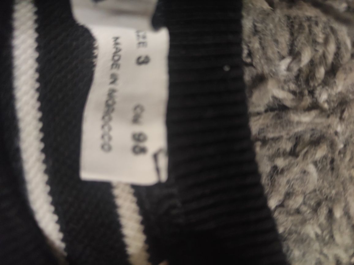Bluzą dla dziewczynki w rozmiarze 98. Zara