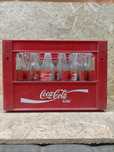 Skrzynka z butelkami coca cola z 98 roku