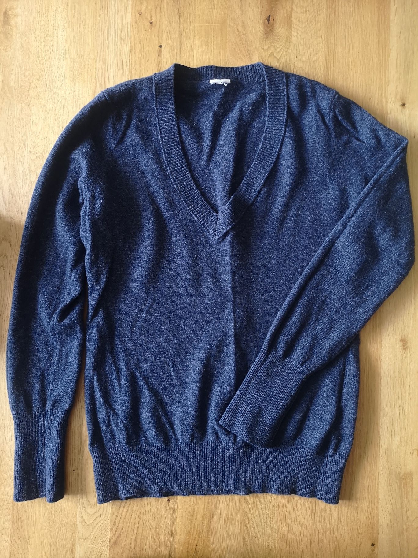 Granatowy sweter 80% wełny