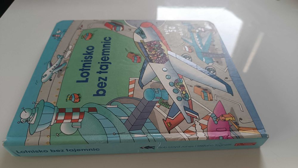 Lotnisko bez tajemnic, 50 okienek