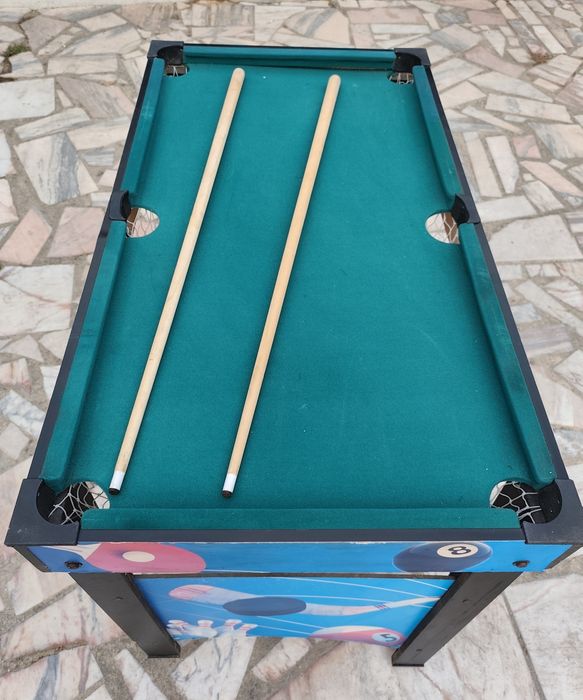 Mesa pequena de snuker com dois tacos