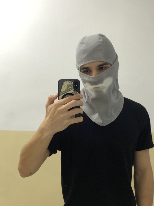 Балаклава що змінює колір та реагує на теплоту