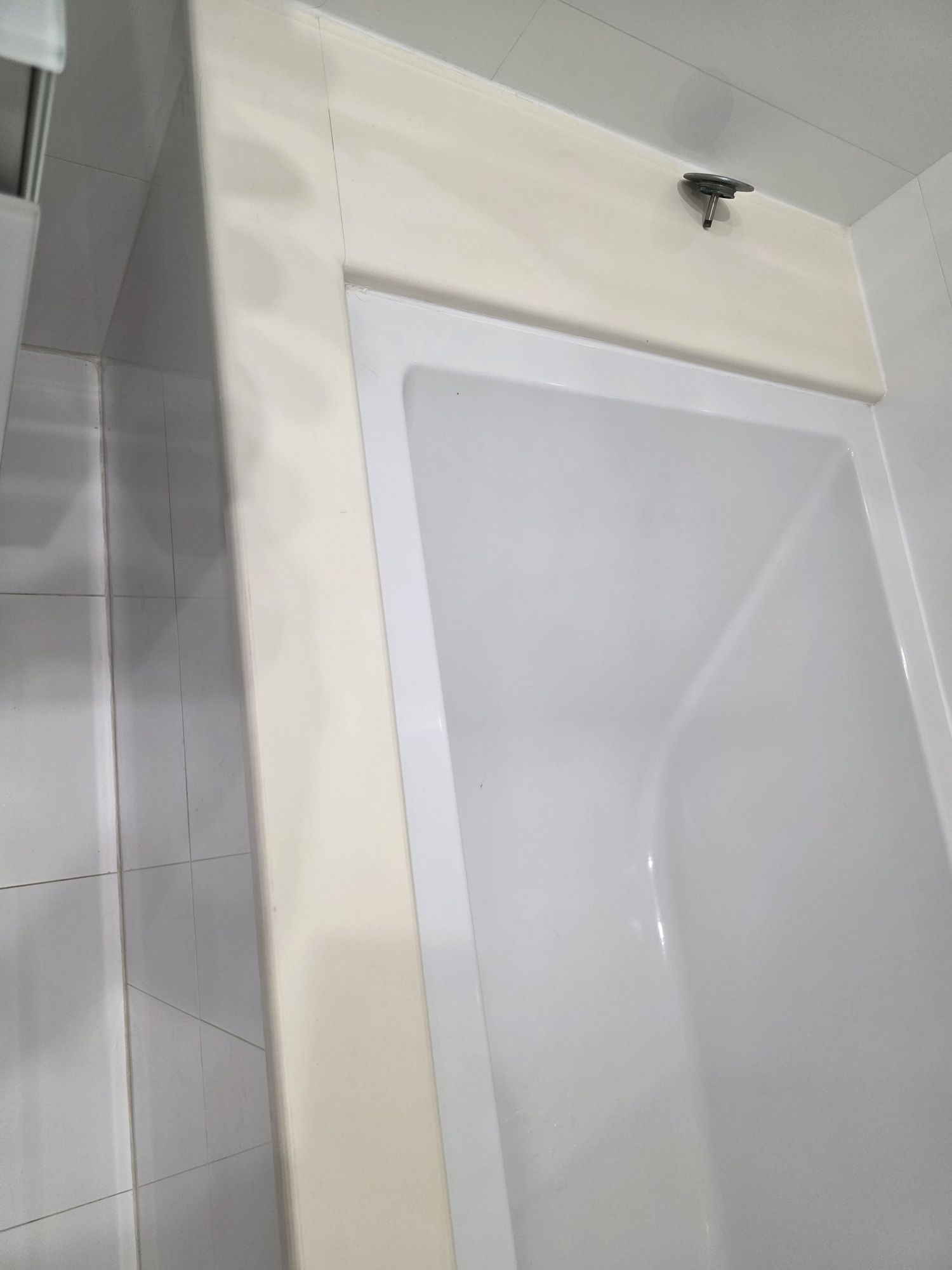 Banheira, vidro de protecção, chuveiro e mármore